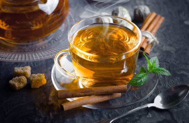 çay sıcak bir içecek olduğunu