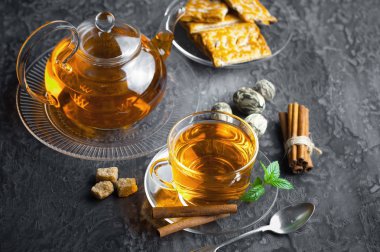 çay sıcak bir içecek olduğunu