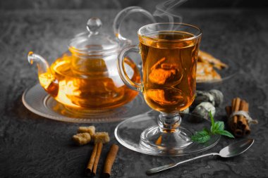 çay sıcak bir içecek olduğunu