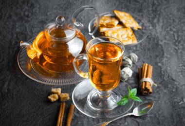 çay sıcak bir içecek olduğunu