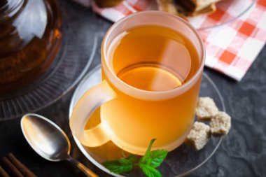 çay sıcak bir içecek olduğunu