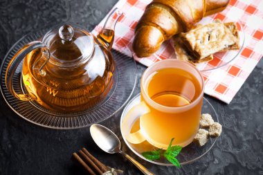 çay sıcak bir içecek olduğunu