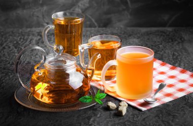 çay sıcak bir içecek olduğunu