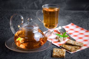 çay sıcak bir içecek olduğunu