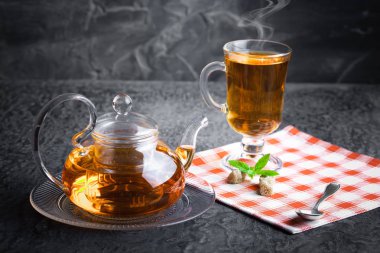 çay sıcak bir içecek olduğunu