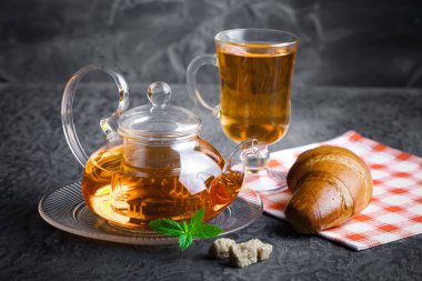 çay sıcak bir içecek olduğunu