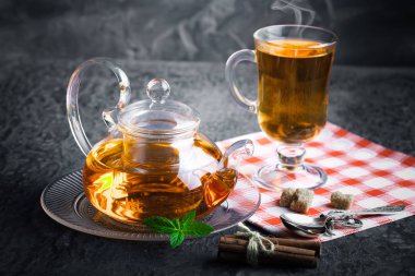 çay sıcak bir içecek olduğunu