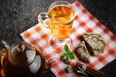 çay sıcak bir içecek olduğunu