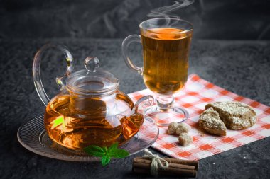 çay sıcak bir içecek olduğunu