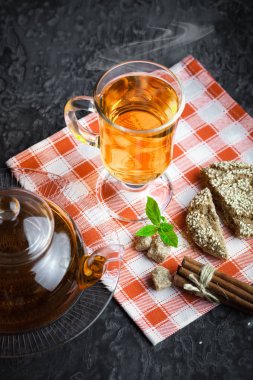 çay sıcak bir içecek olduğunu