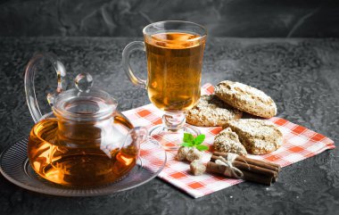 çay sıcak bir içecek olduğunu