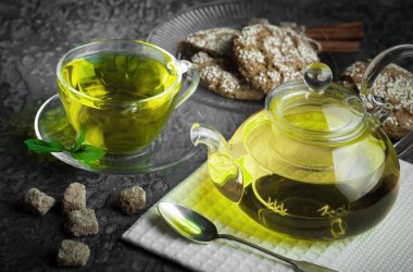 çay sıcak bir içecek olduğunu