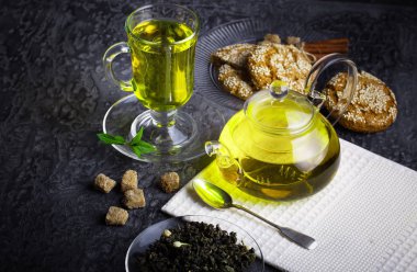 çay sıcak bir içecek olduğunu