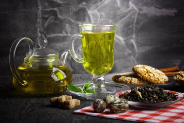 çay sıcak bir içecek olduğunu