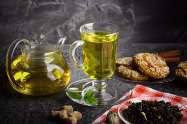 çay sıcak bir içecek olduğunu