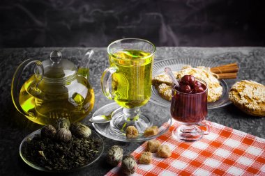 çay sıcak bir içecek olduğunu