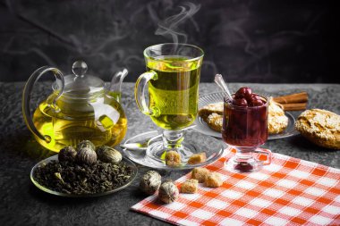 çay sıcak bir içecek olduğunu