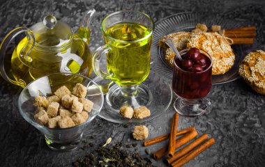 çay sıcak bir içecek olduğunu