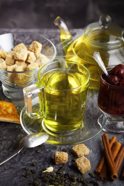 çay sıcak bir içecek olduğunu