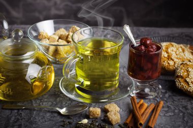 çay sıcak bir içecek olduğunu