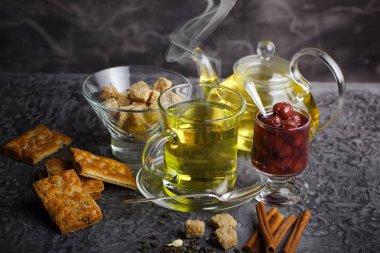 çay sıcak bir içecek olduğunu