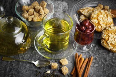 çay sıcak bir içecek olduğunu