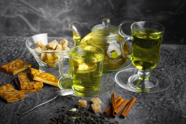 çay sıcak bir içecek olduğunu