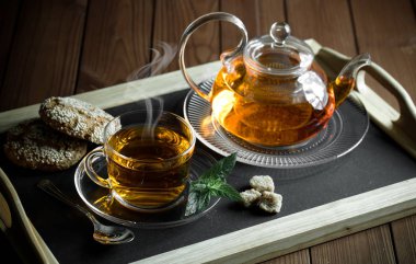 çay sıcak bir içecek olduğunu