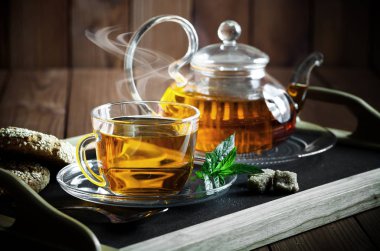 çay sıcak bir içecek olduğunu