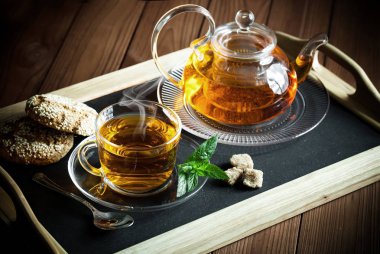 çay sıcak bir içecek olduğunu