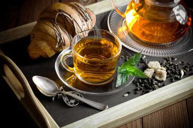 çay sıcak bir içecek olduğunu