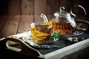 çay sıcak bir içecek olduğunu