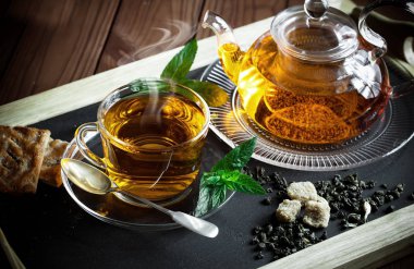 çay sıcak bir içecek olduğunu