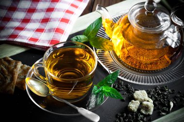 çay sıcak bir içecek olduğunu