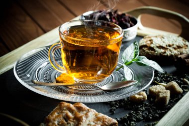 çay sıcak bir içecek olduğunu