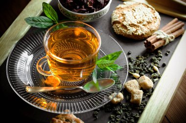 çay sıcak bir içecek olduğunu