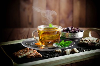 çay sıcak bir içecek olduğunu