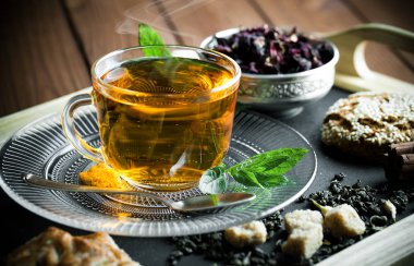 çay sıcak bir içecek olduğunu