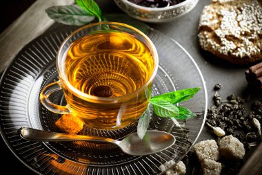 çay sıcak bir içecek olduğunu