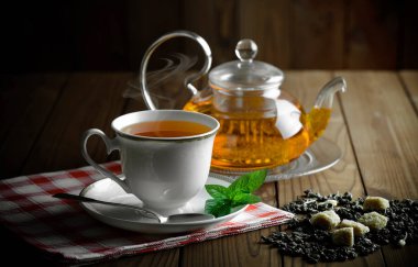 çay sıcak bir içecek olduğunu