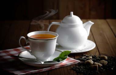 çay sıcak bir içecek olduğunu