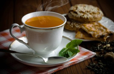 çay sıcak bir içecek olduğunu