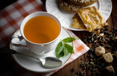 çay sıcak bir içecek olduğunu