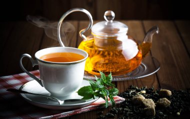 çay sıcak bir içecek olduğunu