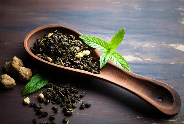 çay sıcak bir içecek olduğunu