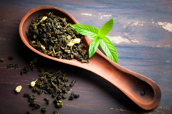 çay sıcak bir içecek olduğunu