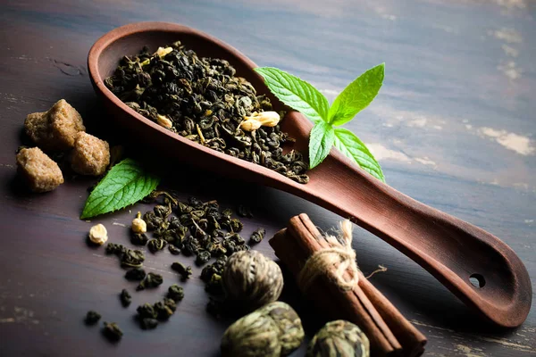 çay sıcak bir içecek olduğunu