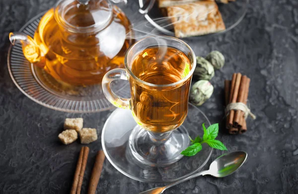 çay sıcak bir içecek olduğunu