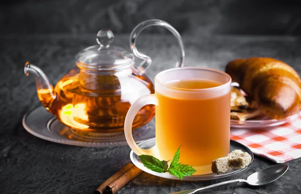 çay sıcak bir içecek olduğunu