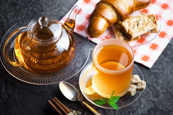 çay sıcak bir içecek olduğunu